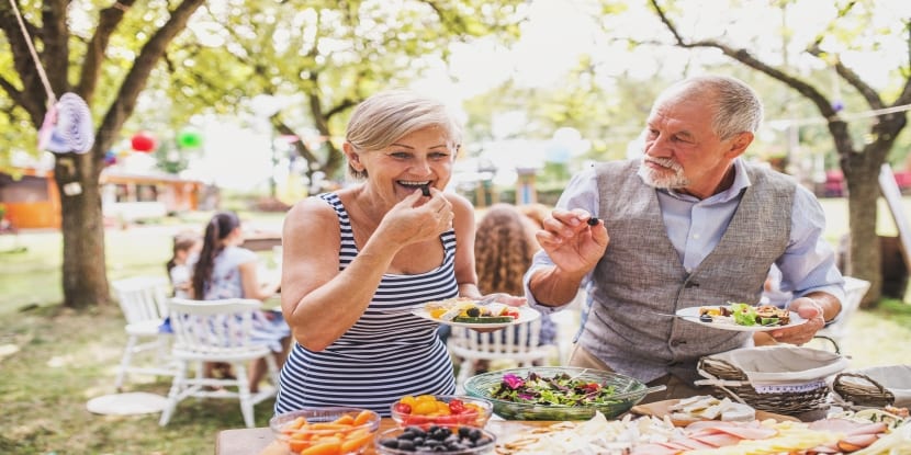 elderly-couple-eating-outside